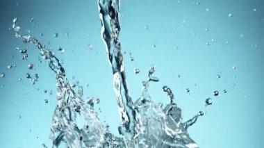 Mavi arkaplana su sıçratmanın süper yavaş akışı. Yüksek hızlı sinema kamerası, 1000fps.