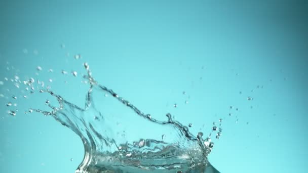 Super Lento Movimiento Salpicaduras Forma Corona Agua Filmado Cámara Cine — Vídeo de stock