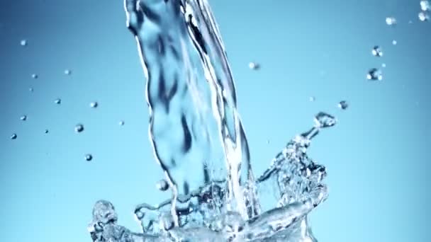 Super Cámara Lenta Verter Agua Salpicada Sobre Fondo Azul Filmado — Vídeo de stock