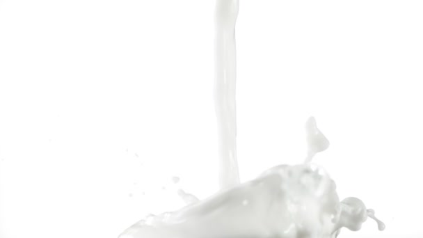 Сверхмедленное Движение Сливочного Молока Выделенного Белом Фоне Снято Камеру Высокоскоростного — стоковое видео
