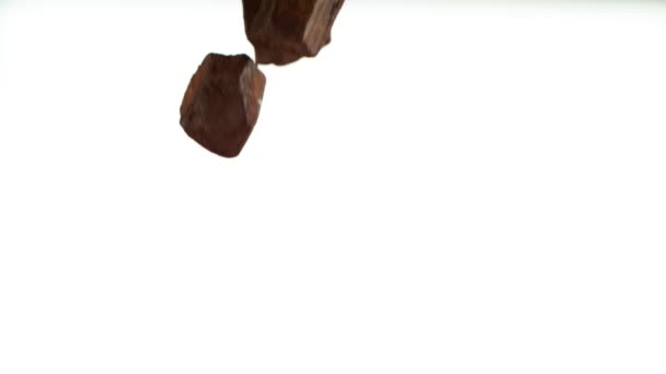 Movimento Super Lento Pedaços Chocolate Caindo Salpicos Leite Filmado Câmera — Vídeo de Stock