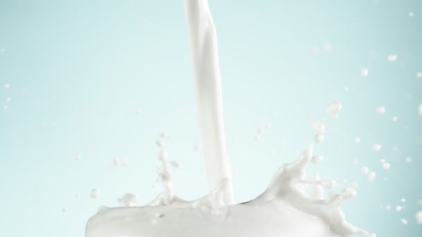 Super Zeitlupe Des Einfüllens Von Milch Auf Sanftem Blauem Hintergrund — Stockvideo