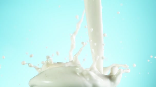 Супер Повільний Рух Заливання Молока Якому Синьому Фоні Знімається Високошвидкісній — стокове відео