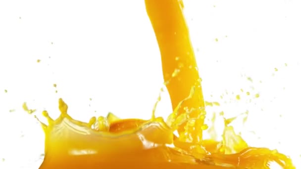Супер Повільний Рух Апельсинових Скибочок Потрапляють Сік Білому Знімається Високошвидкісній — стокове відео