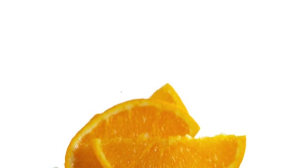 오렌지 슬라이스의 움직임 주스로 떨어지고 있습니다 카메라로 촬영됨 1000 Fps — 비디오