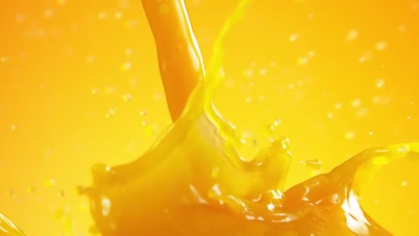 Super Zeitlupe Des Gießens Von Orangensaft Isoliert Auf Farbigem Hintergrund — Stockvideo