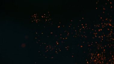 Siyah arka planda izole edilmiş çok yavaş ateş kıvılcımları. Yüksek hızlı kamera, 1000 fps.