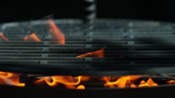 超级慢动作的火焰与空烤架网格 用高速摄像机拍摄 每秒1000帧 — 图库视频影像