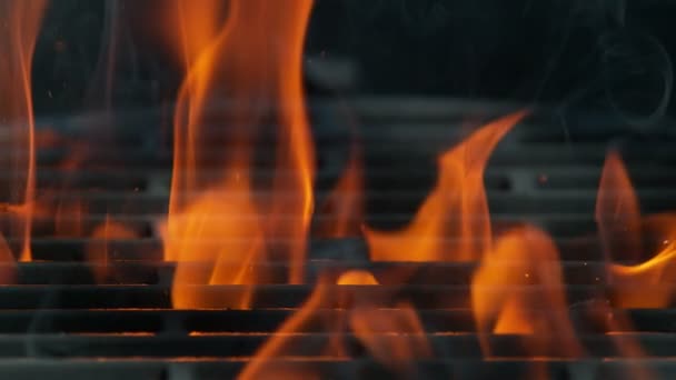 Mouvement Super Lent Des Flammes Avec Grille Gril Vide Filmé — Video