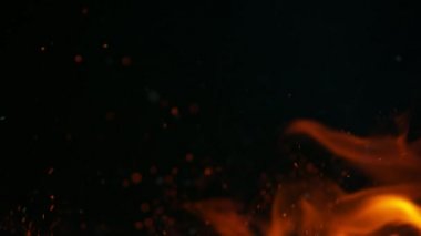 Siyah arka planda izole edilmiş çok yavaş ateş kıvılcımları. Yüksek hızlı kamera, 1000 fps.