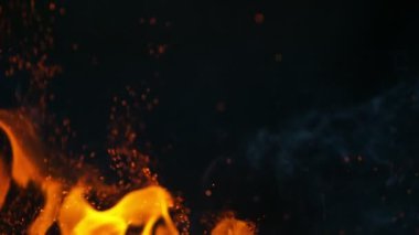 Siyah arka planda izole edilmiş çok yavaş ateş kıvılcımları. Yüksek hızlı kamera, 1000 fps.