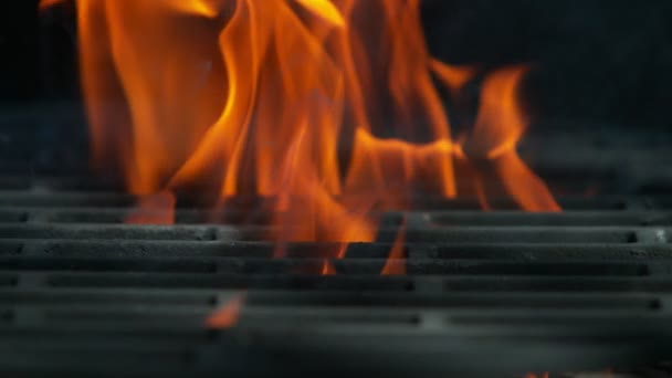 空のグリルグリッドと炎の超スローモーション 高速フィルムカメラで撮影しました — ストック動画
