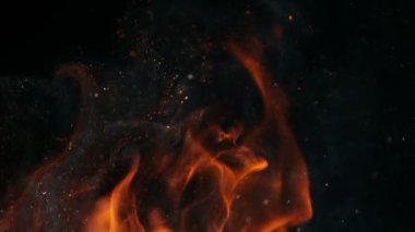 Siyah arka planda izole edilmiş alevlerin süper yavaş çekimi. Yüksek hızlı sinema kamerası, 1000 fps.