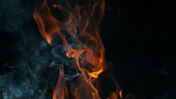 Mouvement Super Lent Des Flammes Isolées Sur Fond Noir Filmé — Video