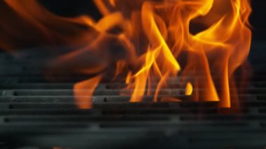 Boş ızgara ızgarası olan alevlerin çok yavaş hareket etmesi. Yüksek hızlı sinema kamerası, 1000 fps.