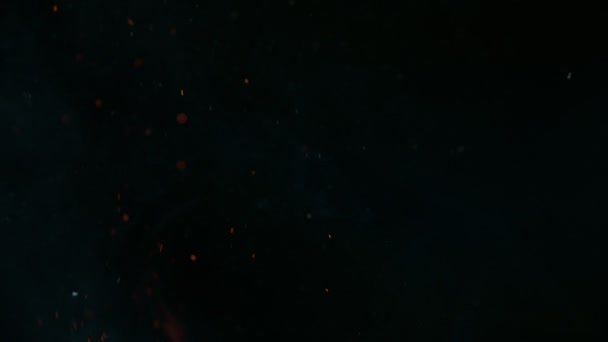 Super lent mouvement des étincelles de feu isolé sur fond noir. Filmé par caméra haute vitesse, 1000 images par seconde