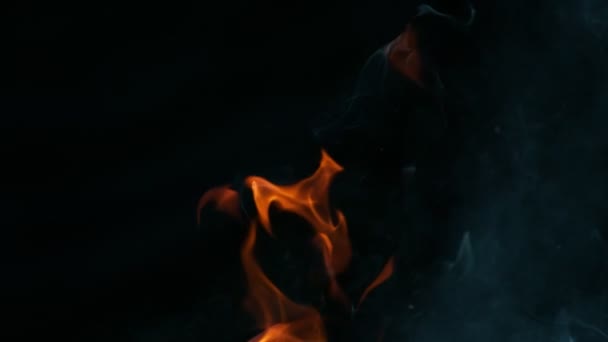 Mouvement Super Lent Des Flammes Isolées Sur Fond Noir Filmé — Video