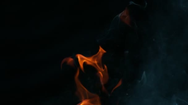 Mouvement super lent des flammes isolées sur fond noir. Filmé sur caméra de cinéma à grande vitesse, 1000 images par seconde 