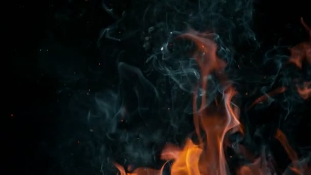 Siyah Arka Planda Izole Edilmiş Alevlerin Süper Yavaş Çekimi Yüksek — Stok video