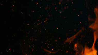 Ateşe yakın çekim siyah arkaplanda izole edildi