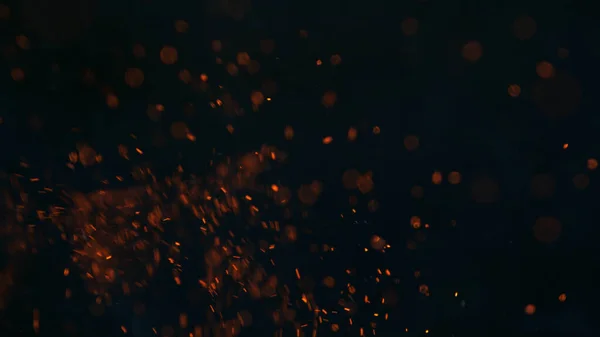 黒い背景に隔離された炎の火花 — ストック写真