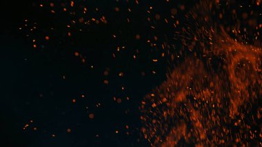 Ateş kıvılcımları siyah arkaplanda izole edildi