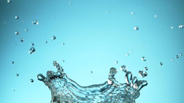 Mavi arkaplanda su sıçraması