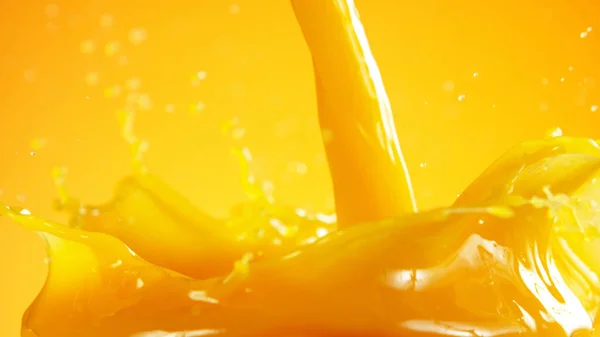 Häll Apelsinjuice Stänk Isolerad Färgad Bakgrund — Stockfoto