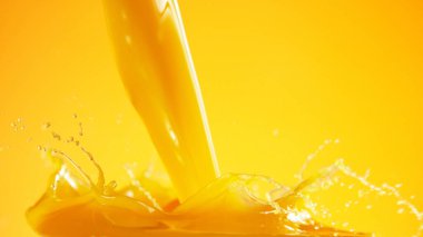 Renkli arka planda izole edilmiş portakal suyu sıçraması.