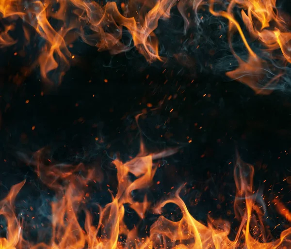 Fechar de fogo no fundo preto — Fotografia de Stock