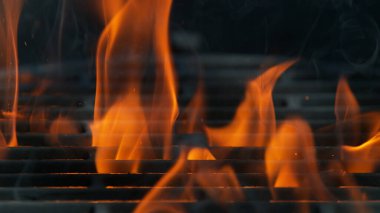 Siyah arkaplanda izole edilmiş, boş ızgaranın ateşle kapatılması