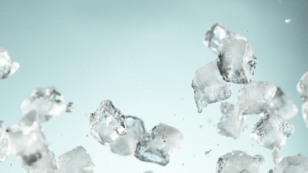 Супер Повільний Рух Падаючих Кубиків Льоду Розділених Синьому Фоні Знімається — стокове відео