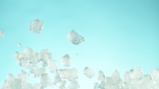 Сверхмедленное Движение Падающего Трещинного Льда Голубом Фоне Снято Камеру Высокоскоростного — стоковое видео