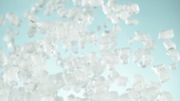 Σούπερ Αργή Κίνηση Της Πτώσης Θρυμματισμένο Πάγο Χωρίζεται Μπλε Φόντο — Αρχείο Βίντεο