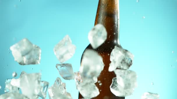 Super Slow Motion Bottiglie Birra Che Cadono Con Ghiaccio Sfondo — Video Stock