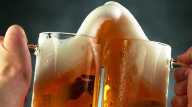 Bira bardaklarına vurmanın süper yavaş çekimi. Şerefe konsepti. Yüksek hızlı sinema kamerası, 1000 fps..