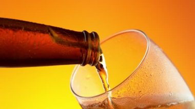 Süper yavaş çekimde makro bardakta bira, yakın çekim. Yüksek hızlı sinema kamerası, 1000 fps..