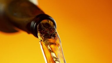 Süper yavaş çekimde makro bardakta bira, yakın çekim. Yüksek hızlı sinema kamerası, 1000 fps..