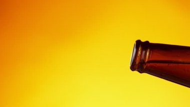 Süper yavaş çekimde makro bardakta bira, yakın çekim. Yüksek hızlı sinema kamerası, 1000 fps..