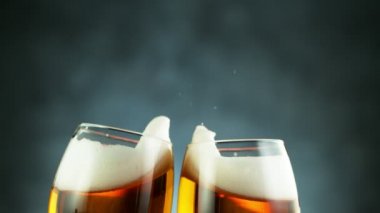 Bira bardaklarına vurmanın süper yavaş çekimi. Şerefe konsepti. Yüksek hızlı sinema kamerası, 1000 fps..