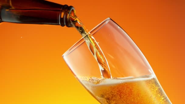 Super Cámara Lenta Macro Toma Verter Bebida Cerveza Primer Plano — Vídeos de Stock