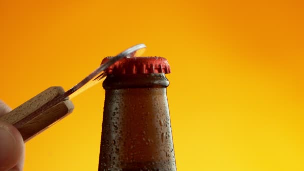 Super Lent Mouvement Ouverture Bouteille Bière Filmé Sur Caméra Cinéma — Video