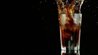 Buz küpünün kola içeceğine düşmesi çok yavaş bir hareket. Yüksek hızlı sinema kamerası, 1000fps.