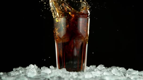 Super Slow Motion Cadere Cubetto Ghiaccio Cola Drink Girato Cinepresa — Video Stock