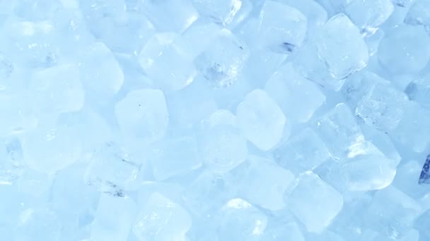 Super lent mouvement de l'explosion des cubes de glace, vue de dessus. Filmé sur caméra de cinéma à très grande vitesse, 1000fps.