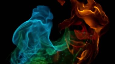 Siyah arka planda izole edilmiş çok yavaş renkli ateş patlamaları. Yüksek hızlı kamera, 1000 fps.