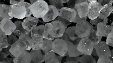 Buz kübü patlamasının süper yavaş çekimi, en iyi görüntü. Yüksek hızlı sinema kamerası, 1000fps.