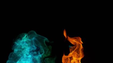 Siyah arka planda izole edilmiş çok yavaş renkli ateş patlamaları. Yüksek hızlı kamera, 1000 fps.