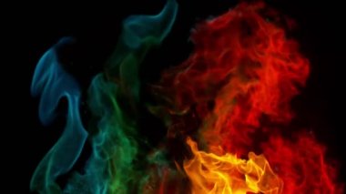 Siyah arka planda izole edilmiş çok yavaş renkli ateş patlamaları. Yüksek hızlı kamera, 1000 fps.