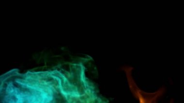 Siyah arka planda izole edilmiş çok yavaş renkli ateş patlamaları. Yüksek hızlı kamera, 1000 fps.